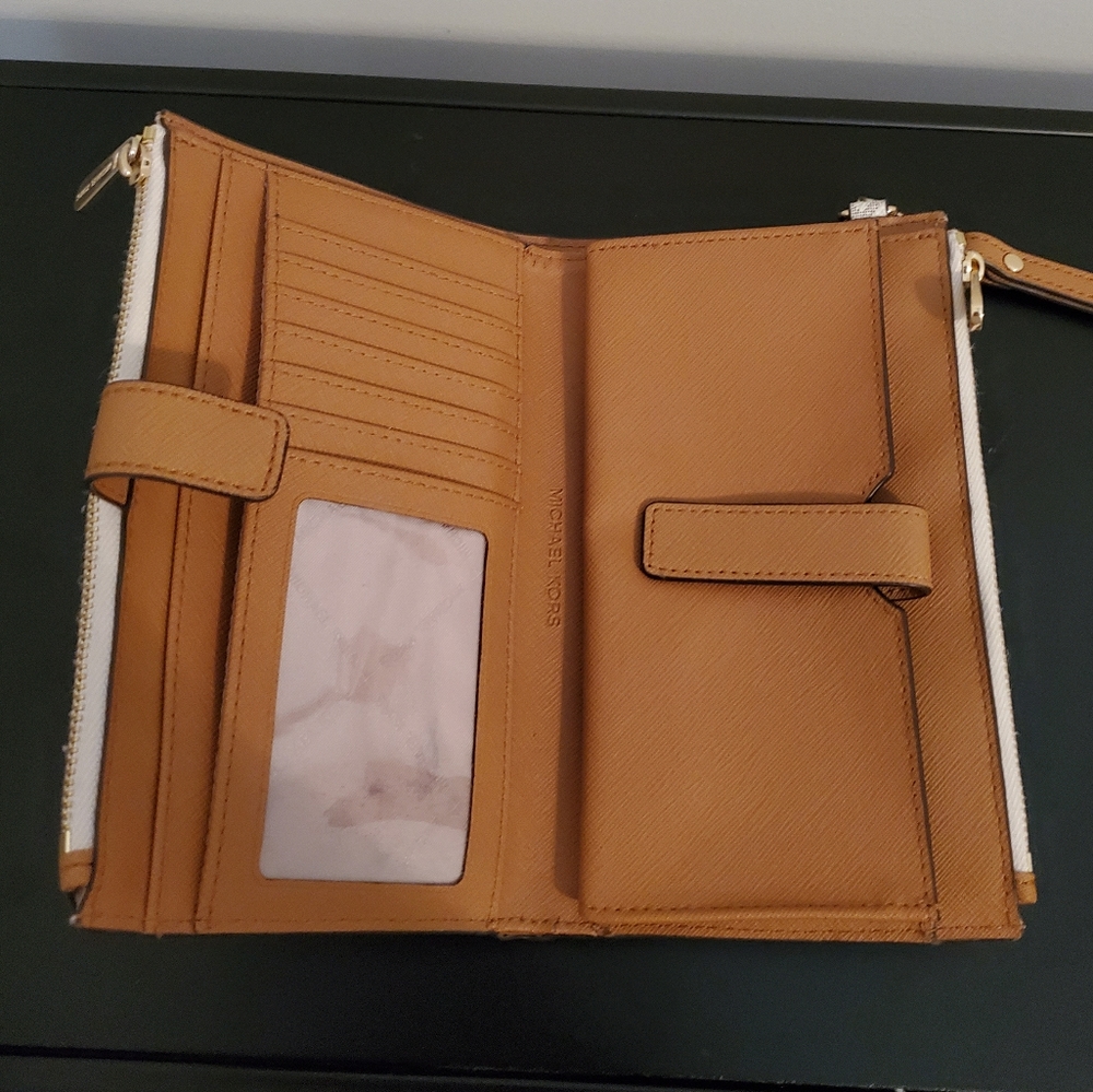 Michael Kors Smartphone Wristlet - Picture 2 of 4